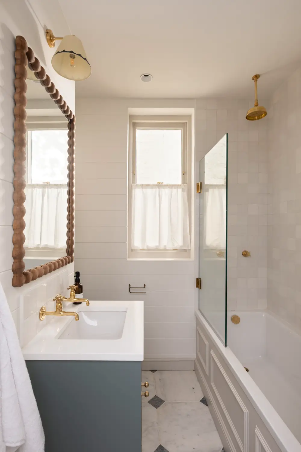 A Light Color Palette and Classic Details in a Notting Hill Apartment 16 light-colored-classic-two-bedroom-apartment-notting-hill
