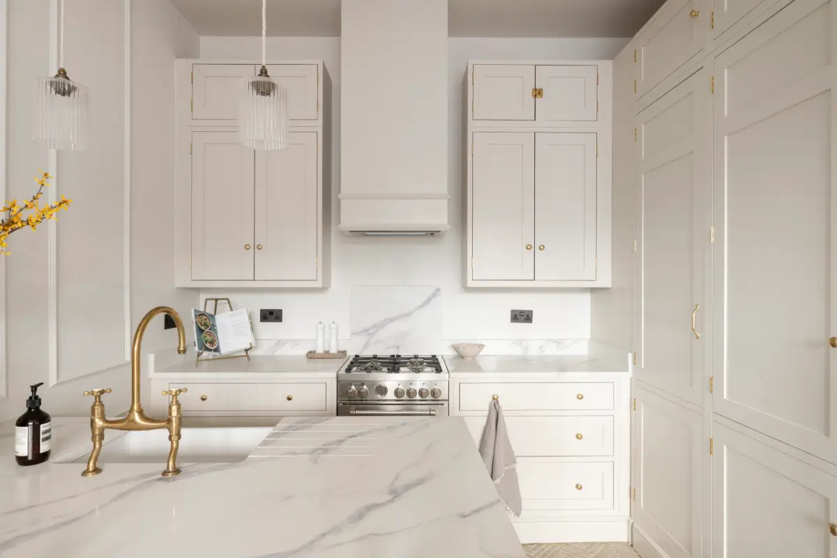 A Light Color Palette and Classic Details in a Notting Hill Apartment 7 light-colored-classic-two-bedroom-apartment-notting-hill