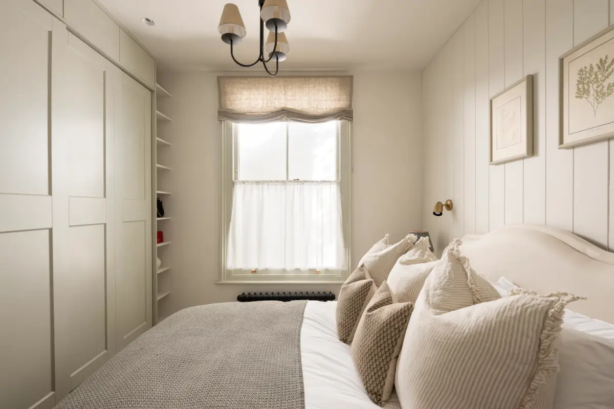 A Light Color Palette and Classic Details in a Notting Hill Apartment 9 light-colored-classic-two-bedroom-apartment-notting-hill