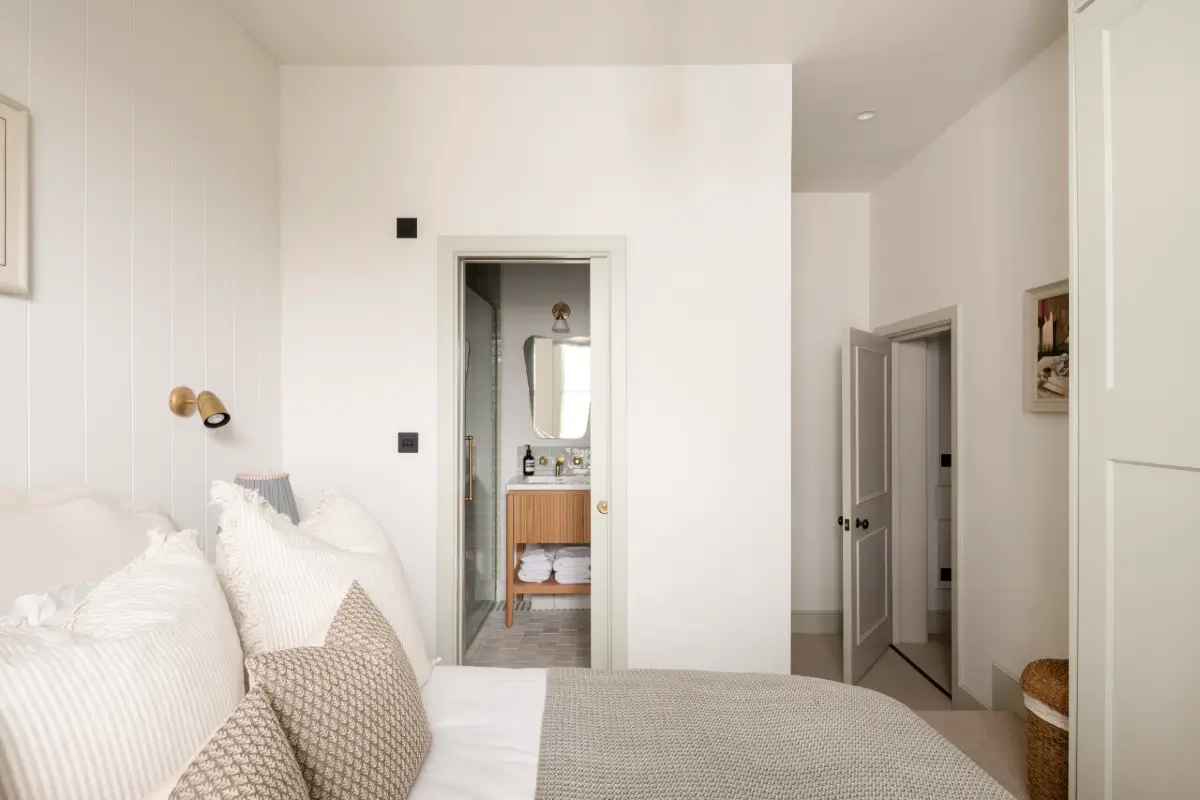 A Light Color Palette and Classic Details in a Notting Hill Apartment 11 light-colored-classic-two-bedroom-apartment-notting-hill