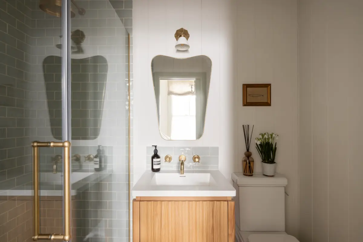 A Light Color Palette and Classic Details in a Notting Hill Apartment 12 light-colored-classic-two-bedroom-apartment-notting-hill