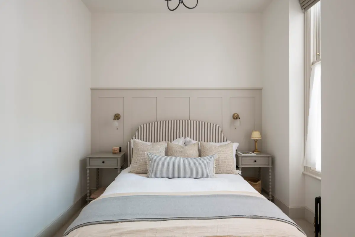 A Light Color Palette and Classic Details in a Notting Hill Apartment 13 light-colored-classic-two-bedroom-apartment-notting-hill