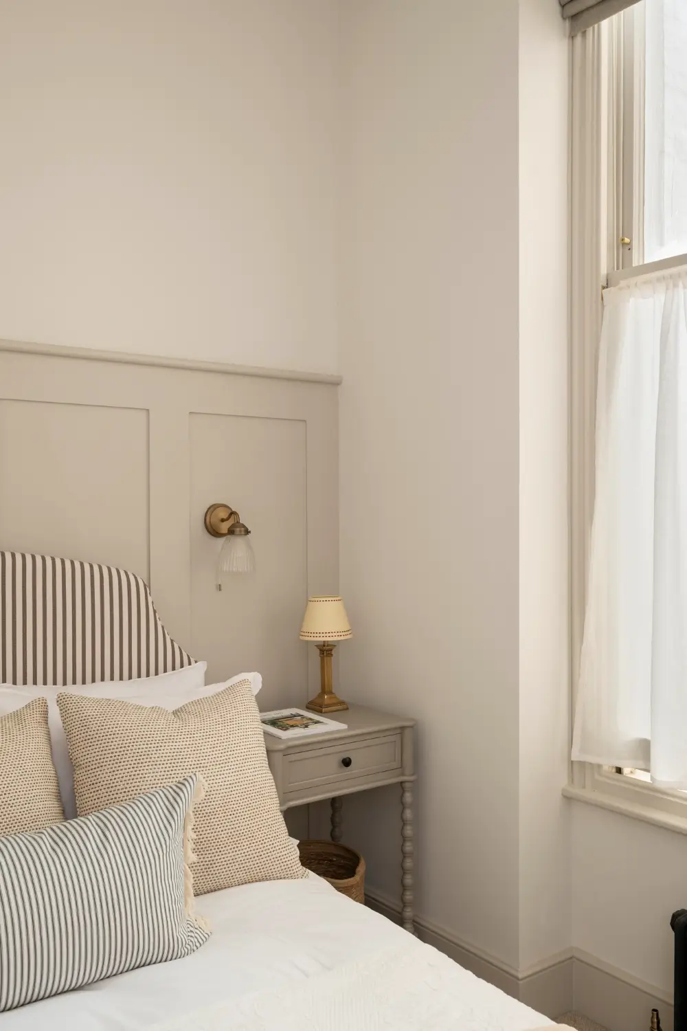 A Light Color Palette and Classic Details in a Notting Hill Apartment 14 light-colored-classic-two-bedroom-apartment-notting-hill