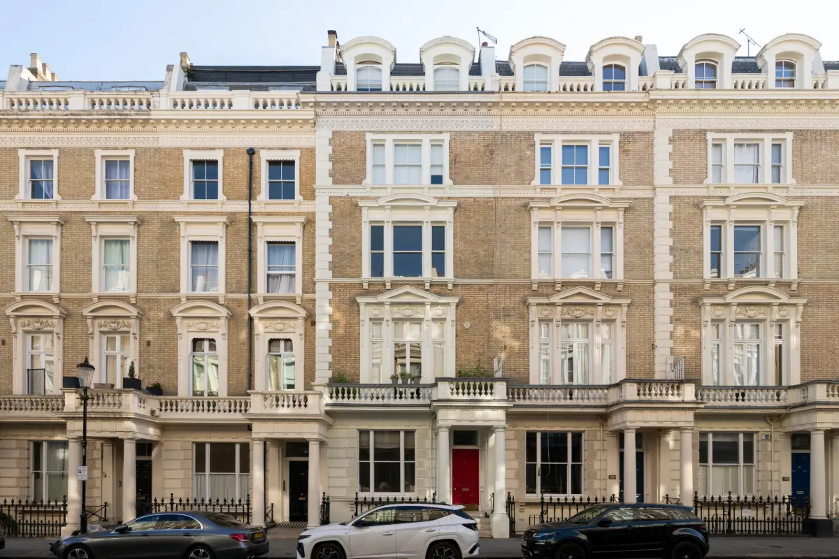 A Light Color Palette and Classic Details in a Notting Hill Apartment 18 light-colored-classic-two-bedroom-apartment-notting-hill
