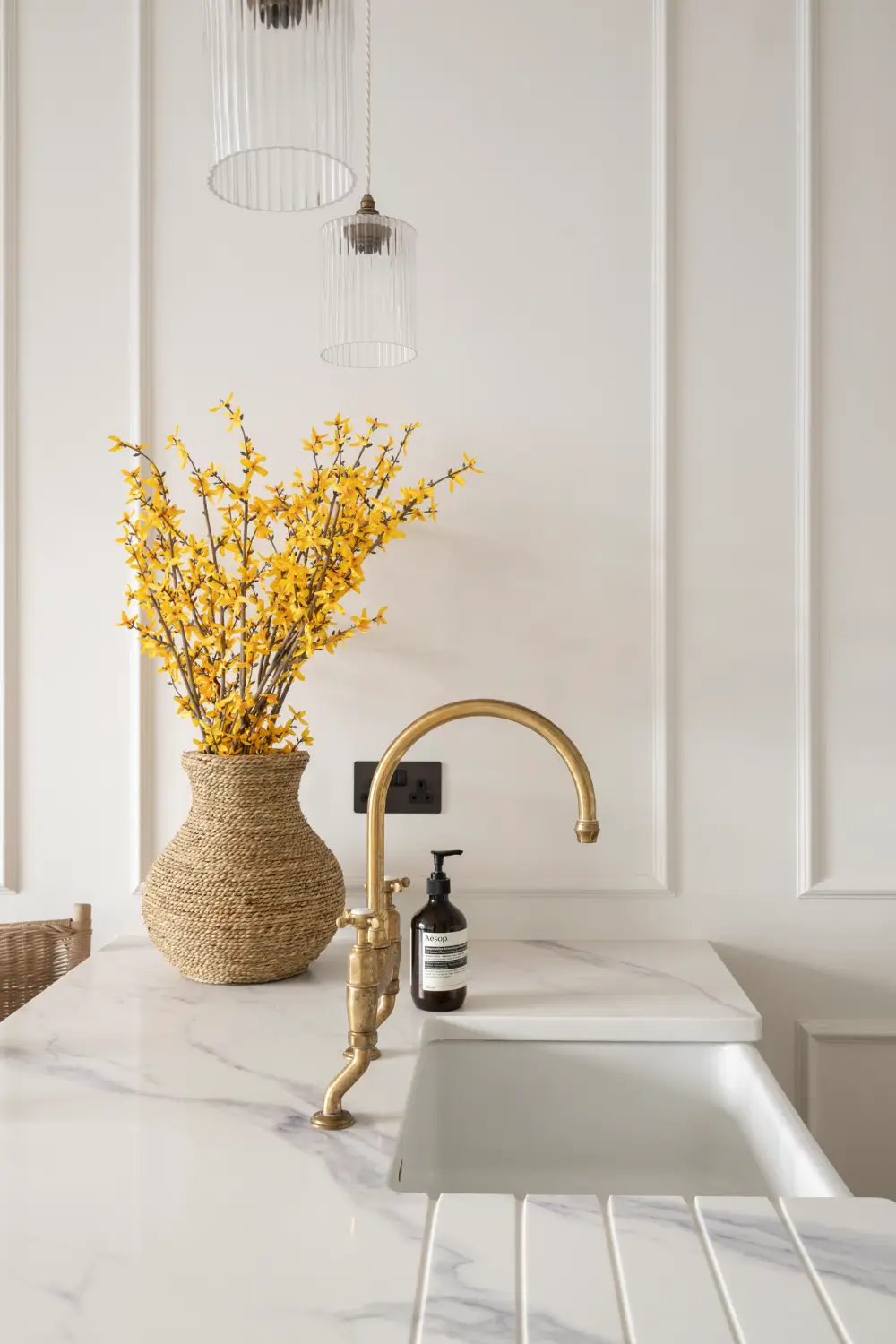 A Light Color Palette and Classic Details in a Notting Hill Apartment 8 light-colored-classic-two-bedroom-apartment-notting-hill