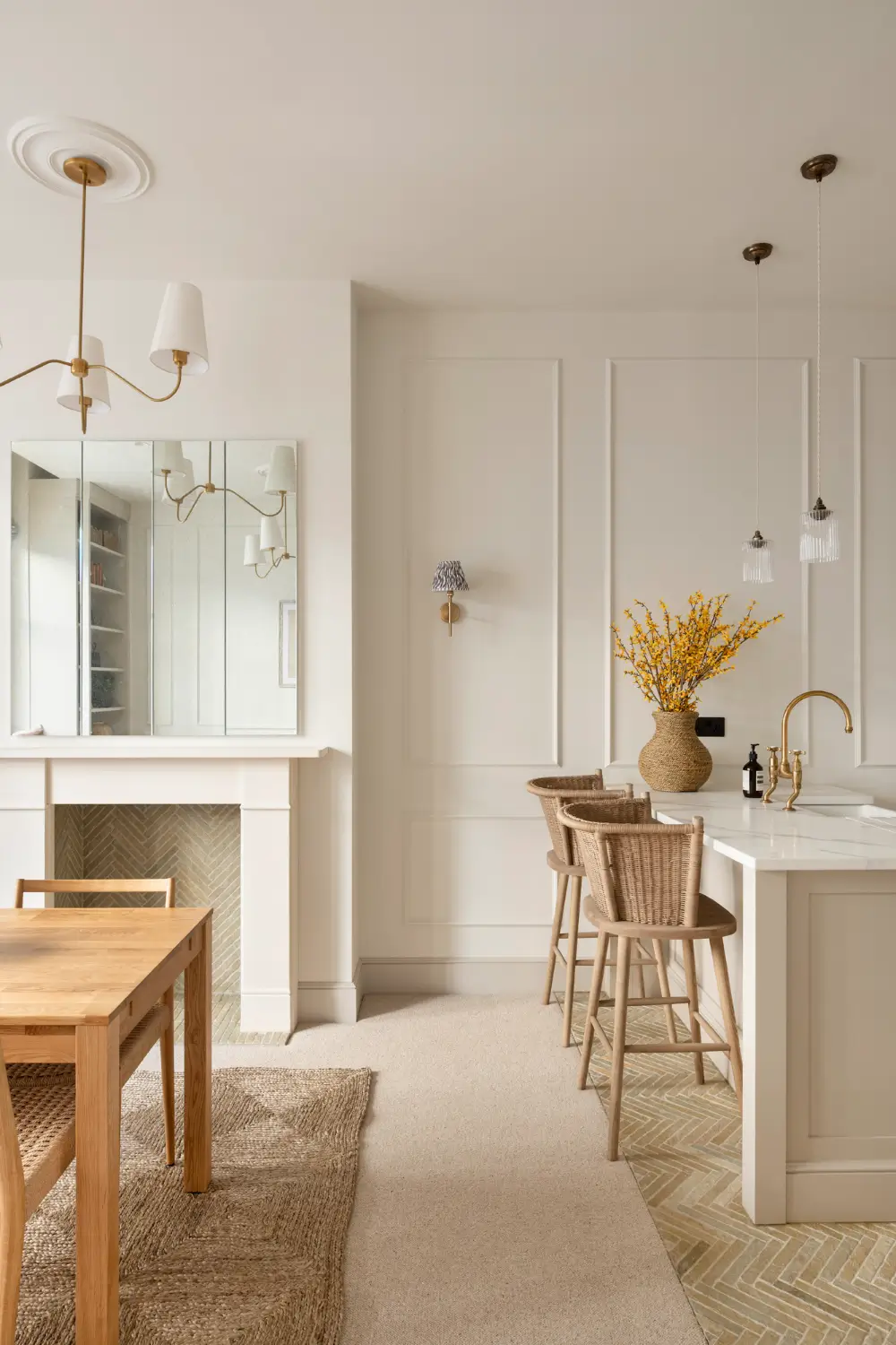 A Light Color Palette and Classic Details in a Notting Hill Apartment 5 light-colored-classic-two-bedroom-apartment-notting-hill