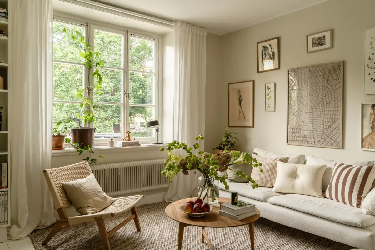A Dividing Wall with Flea Market Windows Creates a Cozy Sleeping Niche in this Apartment 3 light-filled-turn-of-the-century-apartment-stockholm-nordroom