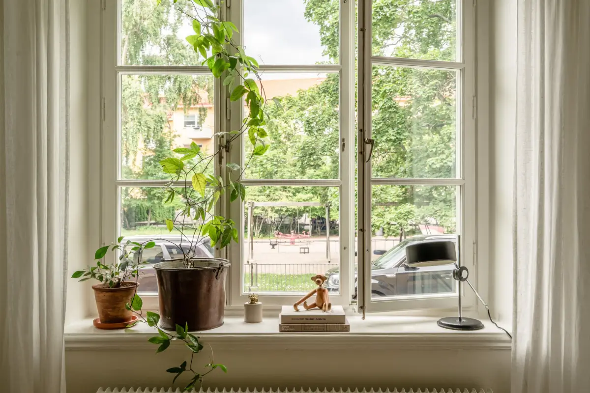 A Dividing Wall with Flea Market Windows Creates a Cozy Sleeping Niche in this Apartment 4 light-filled-turn-of-the-century-apartment-stockholm-nordroom