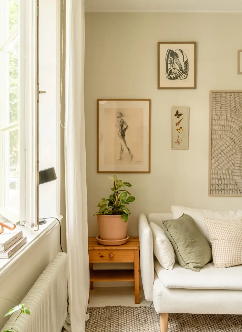 A Dividing Wall with Flea Market Windows Creates a Cozy Sleeping Niche in this Apartment 7 light-filled-turn-of-the-century-apartment-stockholm-nordroom