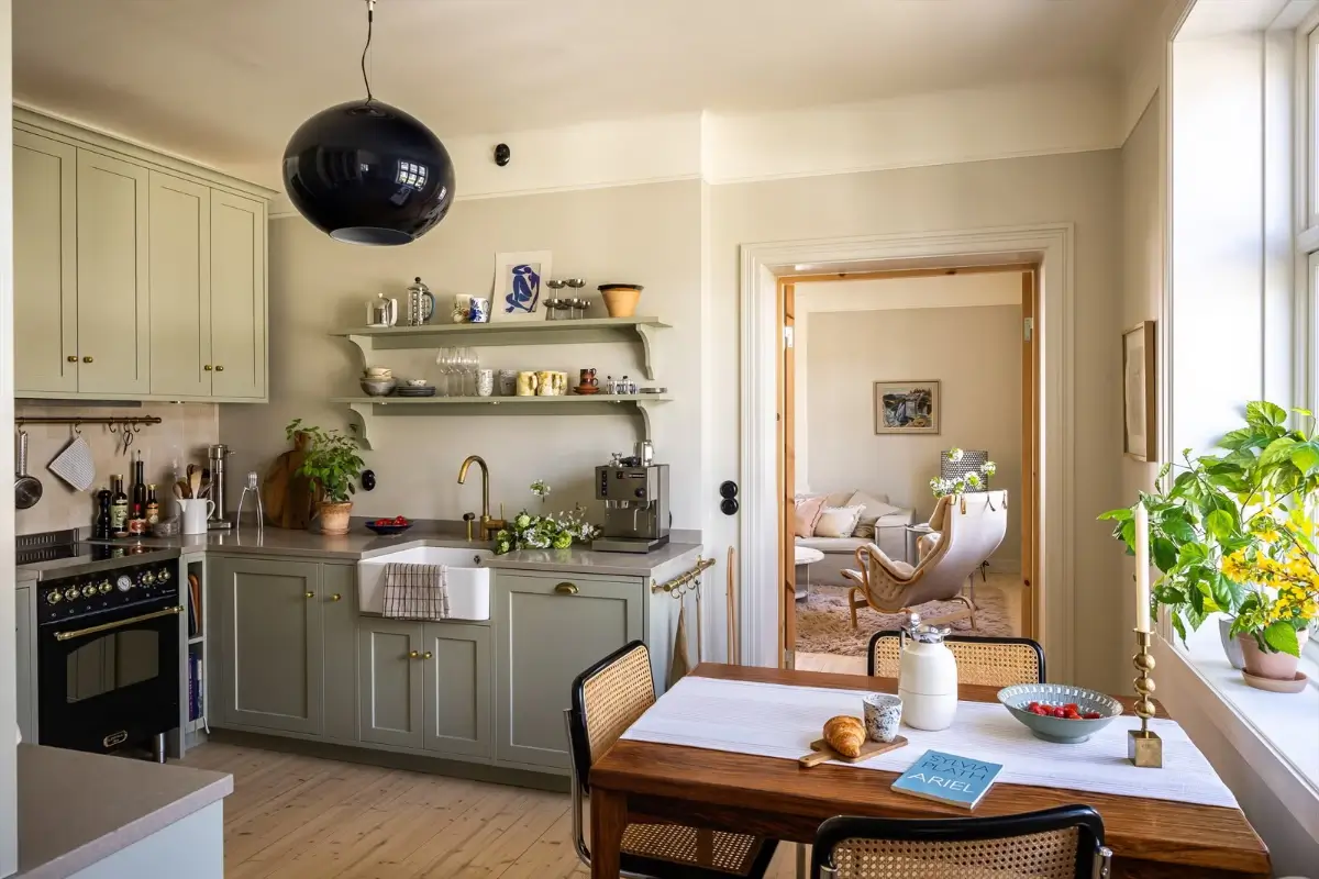 A Classic Nordiska Kök Kitchen & William Morris Wallpaper in an Oslo Apartment 1 nordiska-kök-kitchen-classic-elements-oslo-apartment