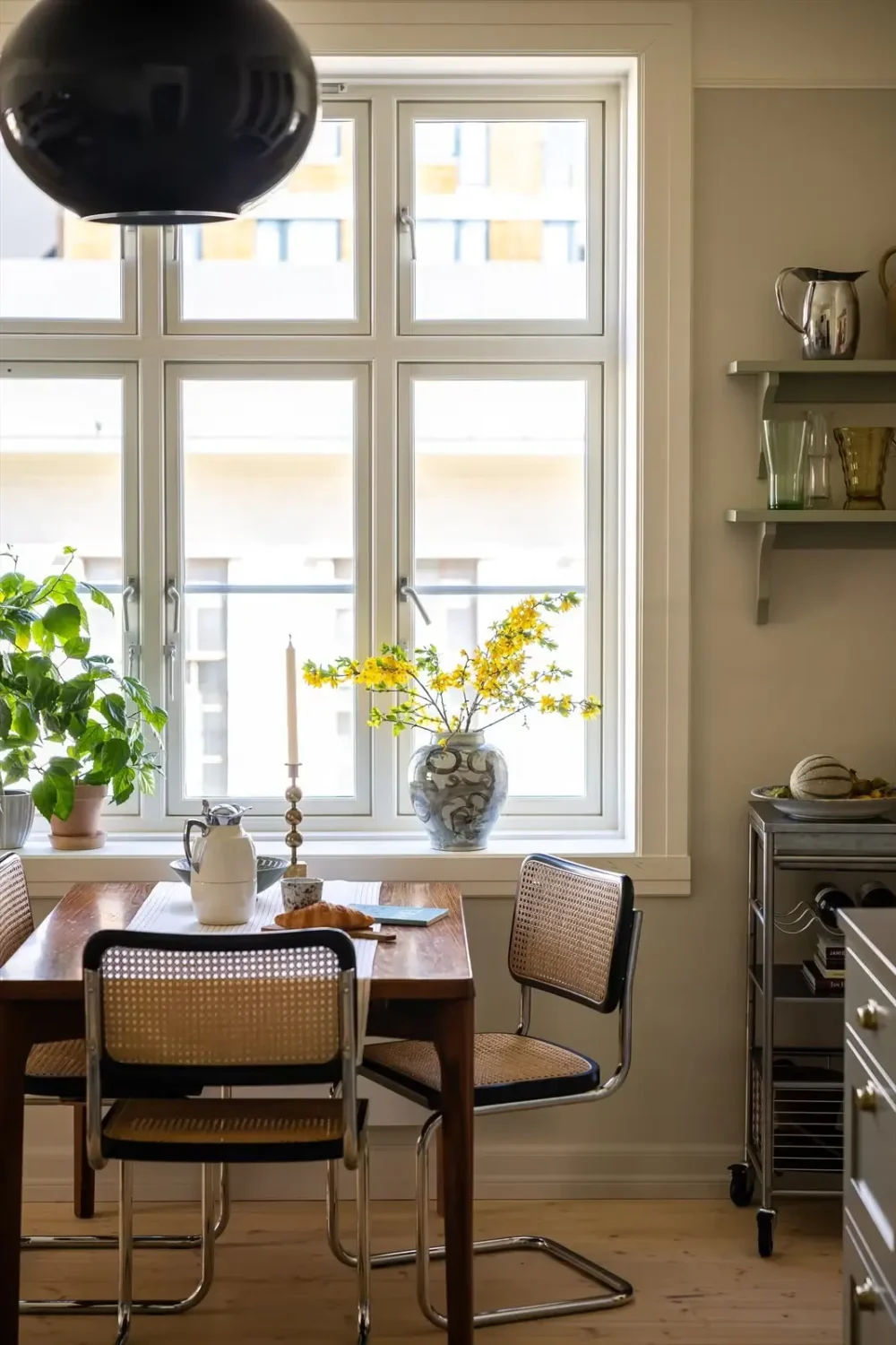 A Classic Nordiska Kök Kitchen & William Morris Wallpaper in an Oslo Apartment 7 nordiska-kök-kitchen-classic-elements-oslo-apartment