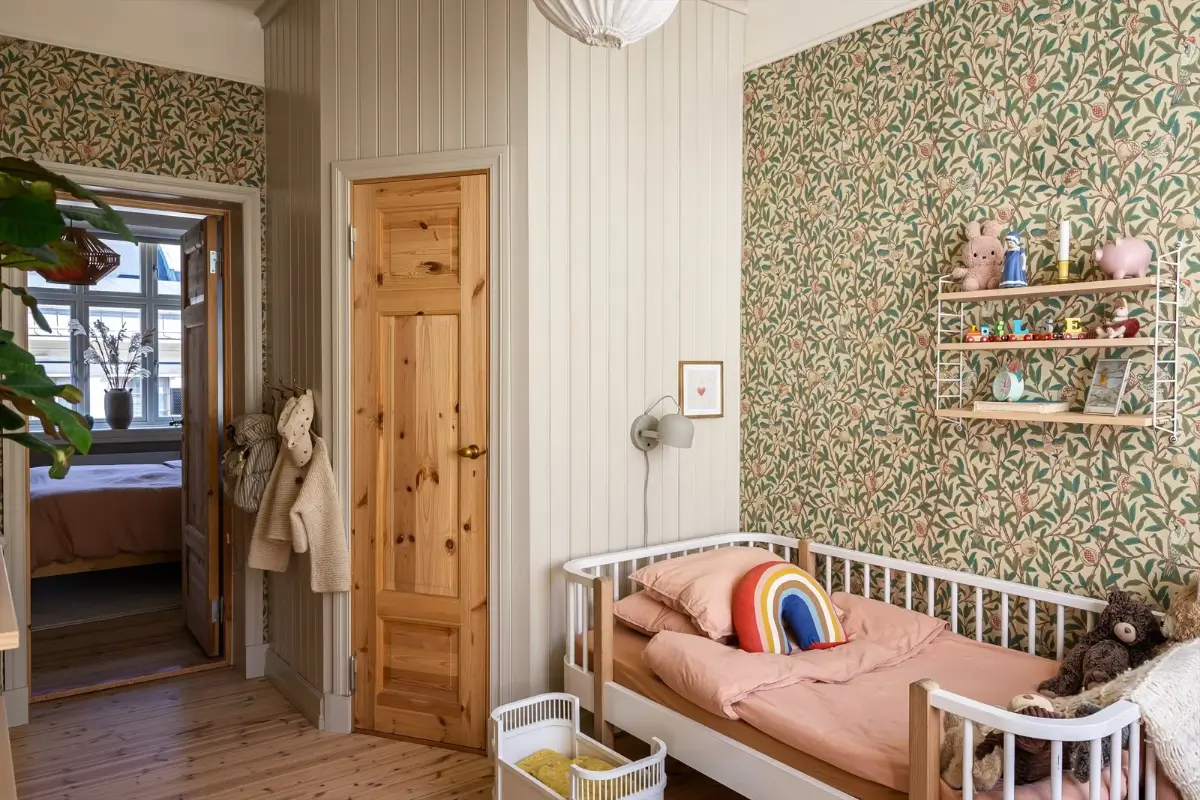 A Classic Nordiska Kök Kitchen & William Morris Wallpaper in an Oslo Apartment 26 nordiska-kök-kitchen-classic-elements-oslo-apartment