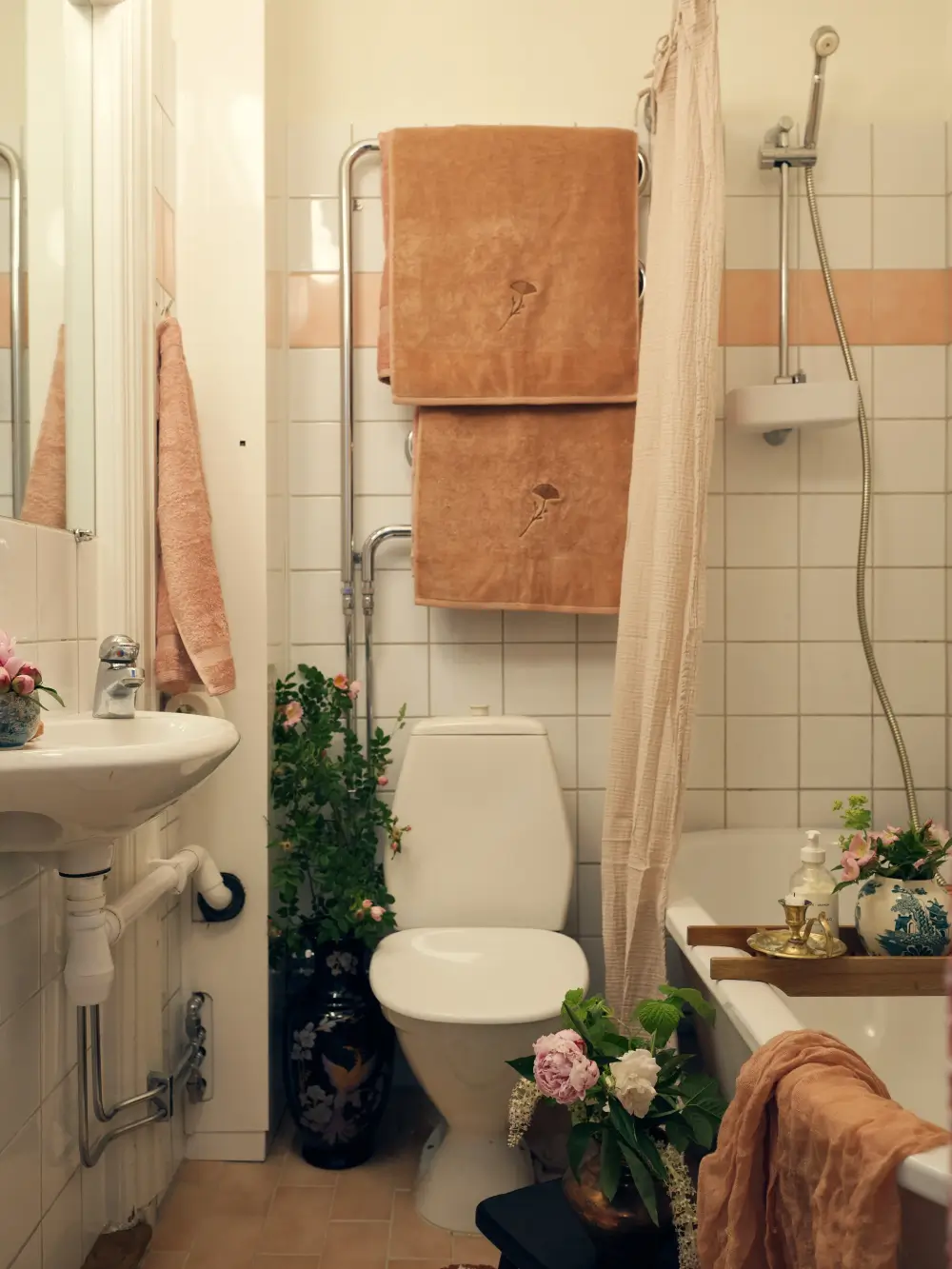 A French-Style Kitchen, Cozy Nooks, and Soaring Ceilings in a Stockholm Duplex 18 paris-inspired-interiors-duplex-attic-apartment-stockholm-nordroom