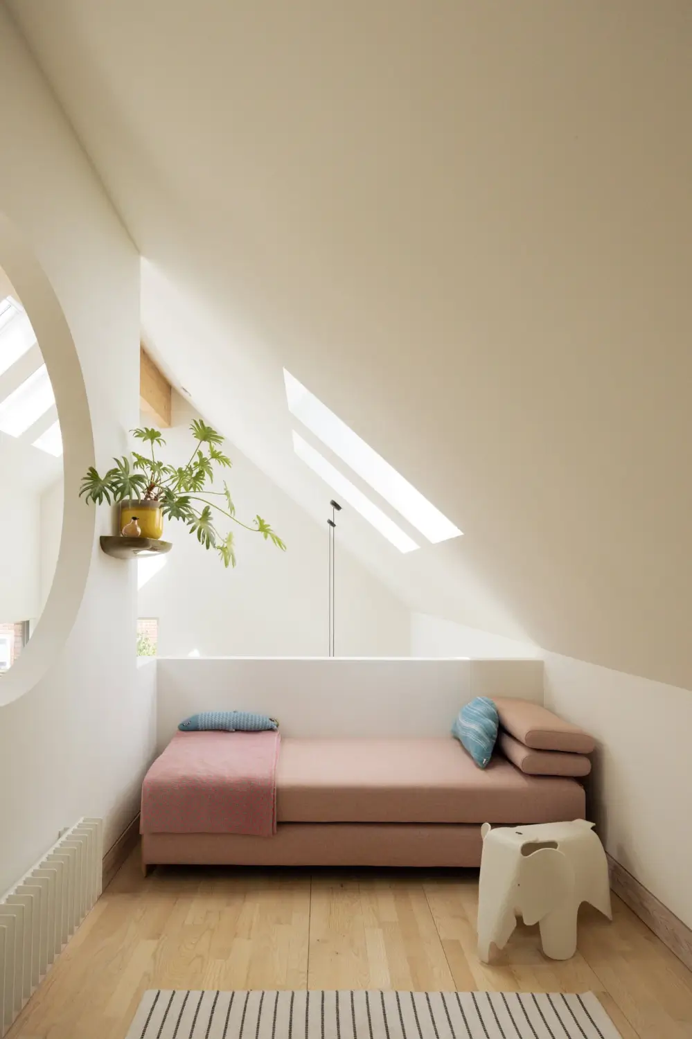 A Pink Kitchen Adds a Cheerful Note to this Light-Filled Modern Home 25 pink-kitchen-modern-loft-style-house-waterside-village-england-nordroom