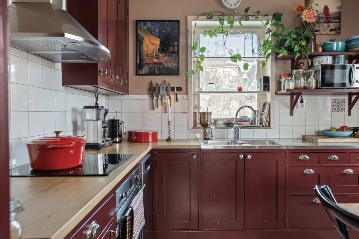 A Dark Pink County-Style Kitchen in a 1940s Stockholm Apartment 2 pink-stockholm-apartment-country-style-kitchen
