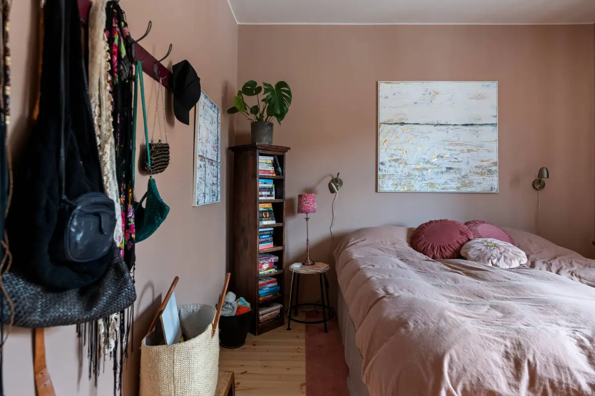 A Dark Pink County-Style Kitchen in a 1940s Stockholm Apartment 15 pink-stockholm-apartment-country-style-kitchen