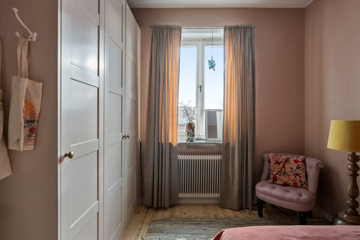 A Dark Pink County-Style Kitchen in a 1940s Stockholm Apartment 19 pink-stockholm-apartment-country-style-kitchen
