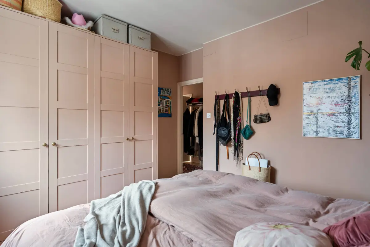 A Dark Pink County-Style Kitchen in a 1940s Stockholm Apartment 17 pink-stockholm-apartment-country-style-kitchen
