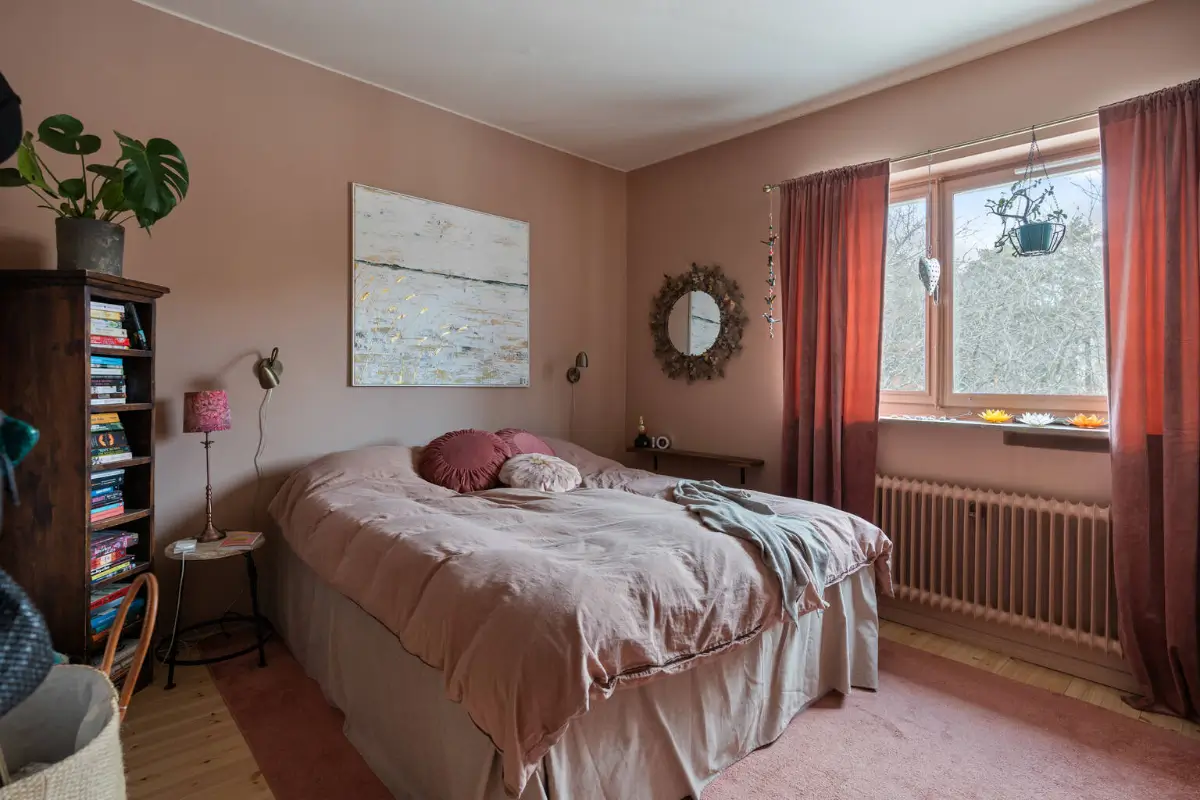 A Dark Pink County-Style Kitchen in a 1940s Stockholm Apartment 16 pink-stockholm-apartment-country-style-kitchen