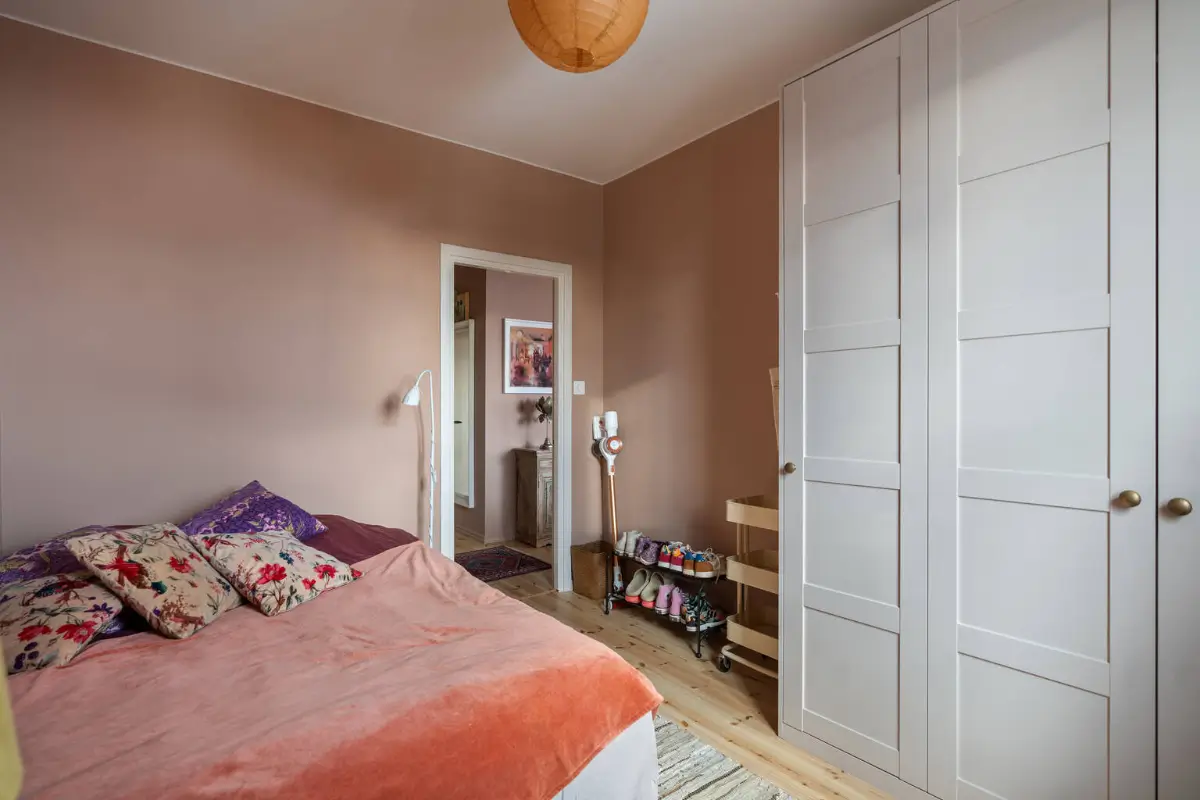 A Dark Pink County-Style Kitchen in a 1940s Stockholm Apartment 20 pink-stockholm-apartment-country-style-kitchen