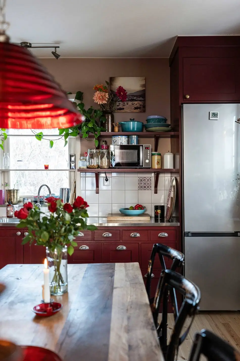 A Dark Pink County-Style Kitchen in a 1940s Stockholm Apartment 4 pink-stockholm-apartment-country-style-kitchen
