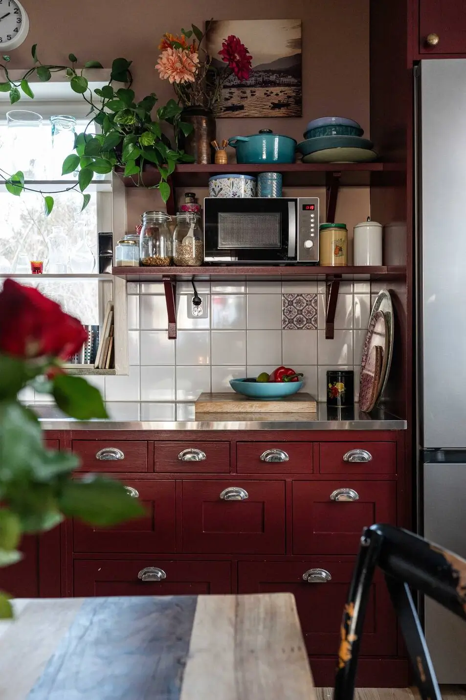 A Dark Pink County-Style Kitchen in a 1940s Stockholm Apartment 5 pink-stockholm-apartment-country-style-kitchen