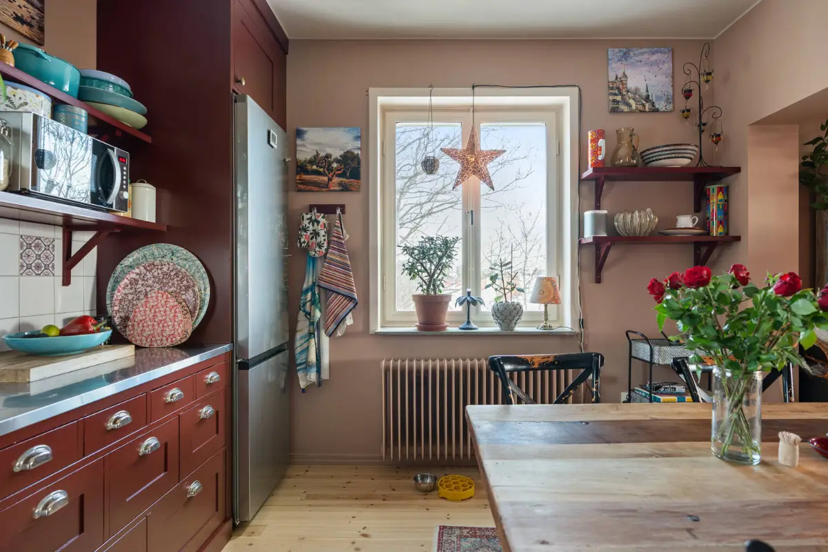 A Dark Pink County-Style Kitchen in a 1940s Stockholm Apartment 3 pink-stockholm-apartment-country-style-kitchen