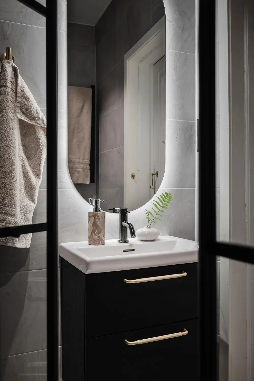 Before & After: A New Life for a 1920s Gothenburg Apartment 35 renovated-1920s-apartment-gothenburg-nordroom