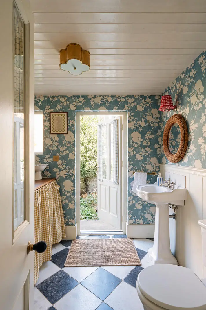 This Notting Hill Townhouse Is Filled With Color and Victorian Charm 13 renovated-early-victorian-townhouse-london