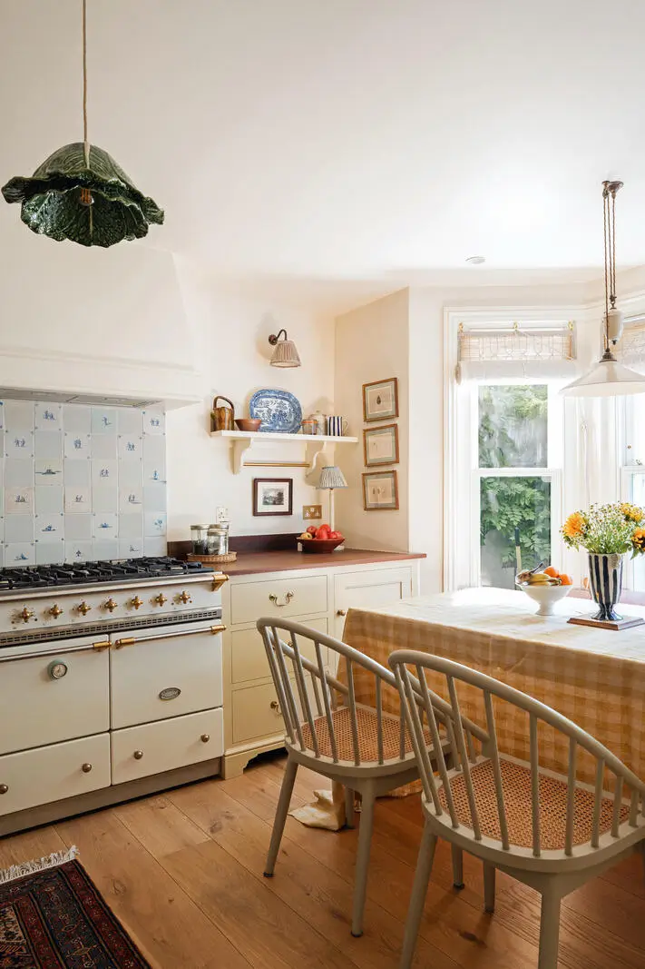 This Notting Hill Townhouse Is Filled With Color and Victorian Charm 12 renovated-early-victorian-townhouse-london