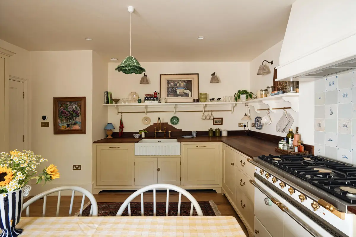 This Notting Hill Townhouse Is Filled With Color and Victorian Charm 11 renovated-early-victorian-townhouse-london