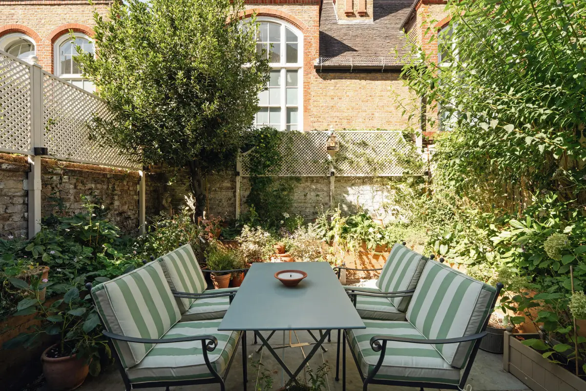 This Notting Hill Townhouse Is Filled With Color and Victorian Charm 32 renovated-early-victorian-townhouse-london