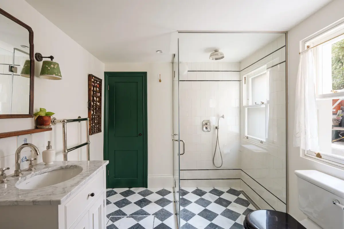 This Notting Hill Townhouse Is Filled With Color and Victorian Charm 16 renovated-early-victorian-townhouse-london