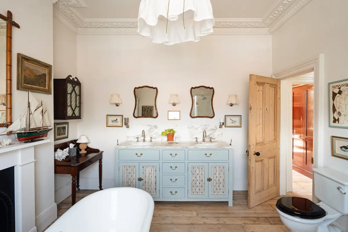 This Notting Hill Townhouse Is Filled With Color and Victorian Charm 24 renovated-early-victorian-townhouse-london