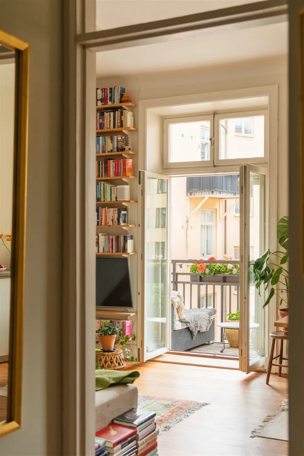 A Small, Characterful, and Well-Planned Stockholm Apartment 12 small-apartment-turn-of-the-century-building-stockholm-nordroom