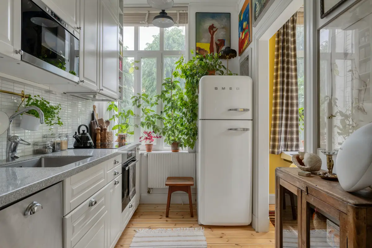 A Small Apartment with Striped Green Walls, Period Features, and a Yellow Bedroom 10 striped-green-walls-yellow-bedroom-late-19th-century-apartment-nordroom