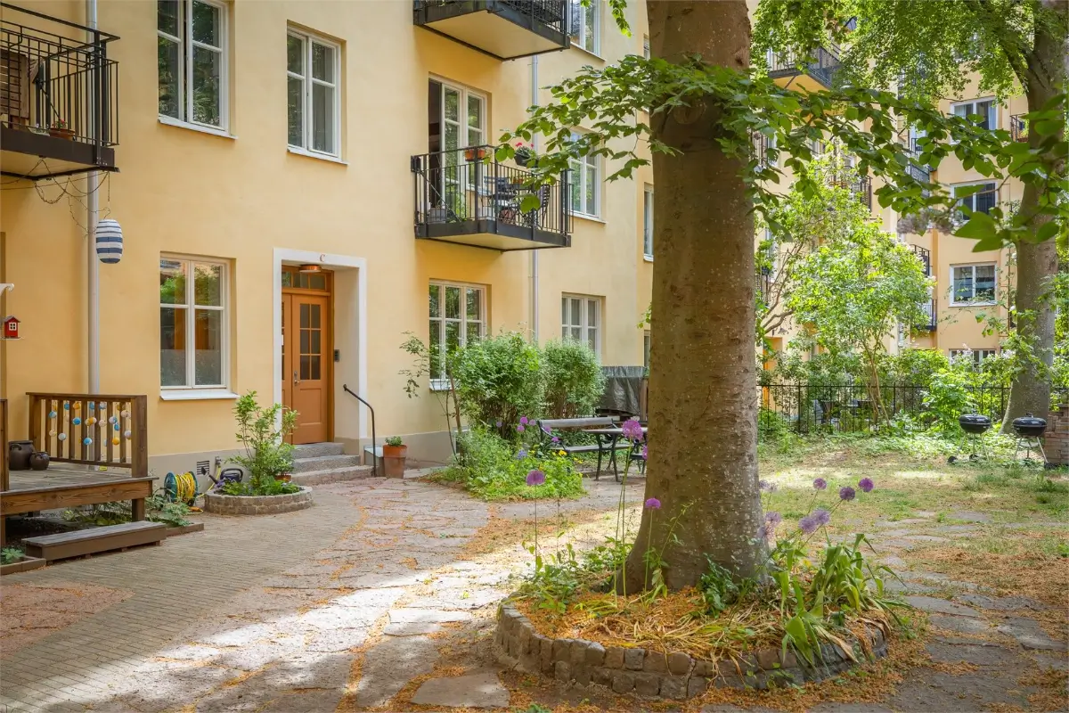 A Teeny Tiny Studio Apartment with a Loft Bed in Stockholm 17 teeny-tiny-studio-apartment-loft-bed-nordroom