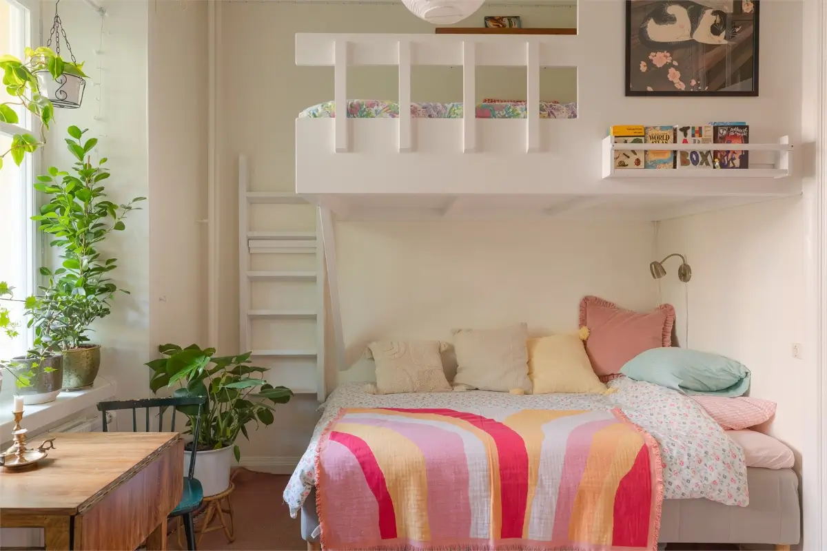 A Teeny Tiny Studio Apartment with a Loft Bed in Stockholm 4 teeny-tiny-studio-apartment-loft-bed-nordroom