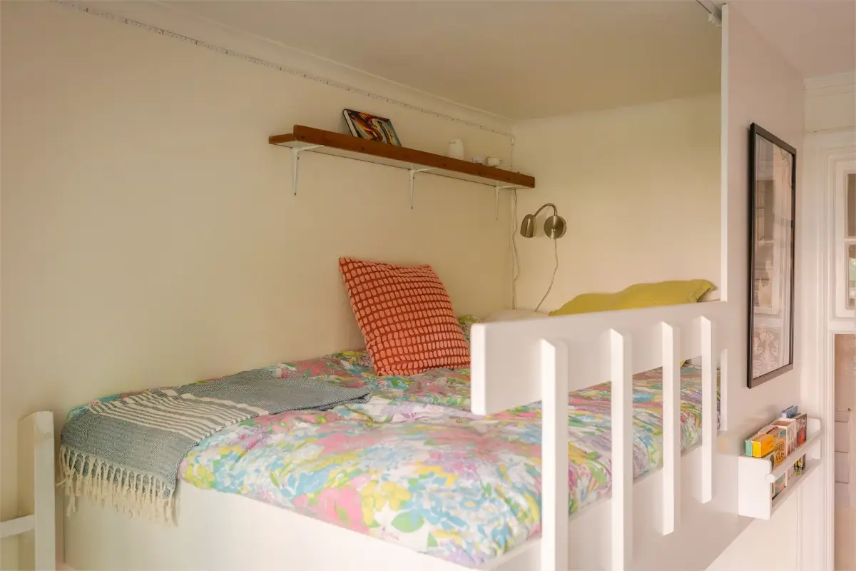 A Teeny Tiny Studio Apartment with a Loft Bed in Stockholm 6 teeny-tiny-studio-apartment-loft-bed-nordroom