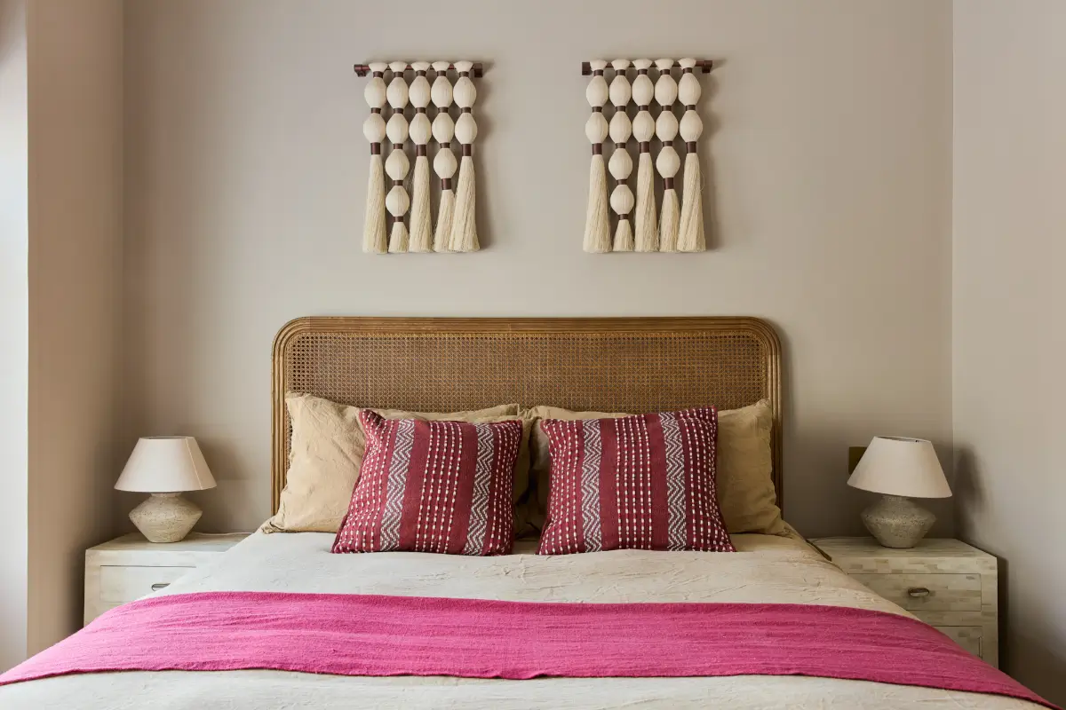 Earthy, Layered Interiors in a Notting Hill Apartment 19 warm-natural-toned-interiors-notting-hill-apartment