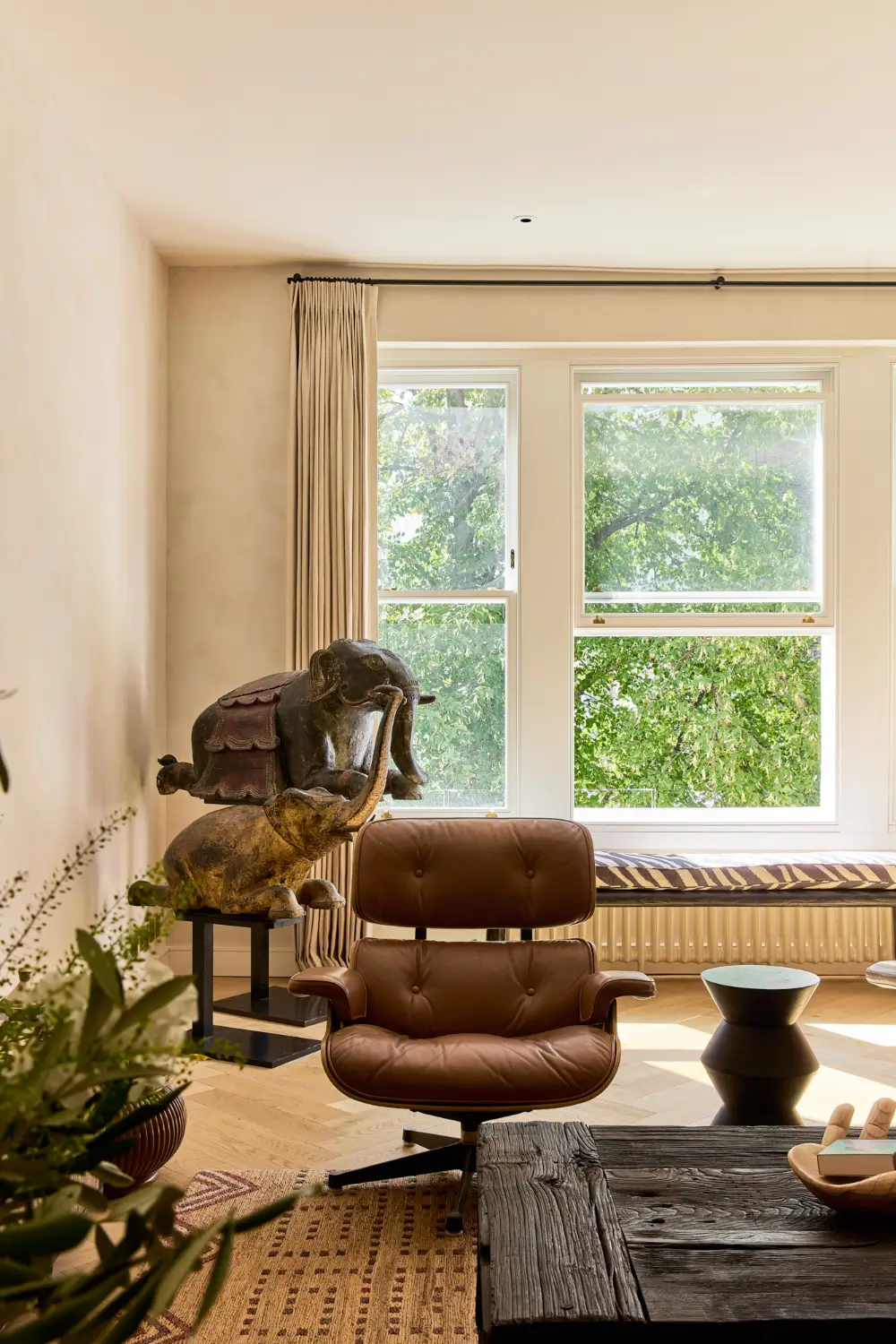 Earthy, Layered Interiors in a Notting Hill Apartment 5 warm-natural-toned-interiors-notting-hill-apartment
