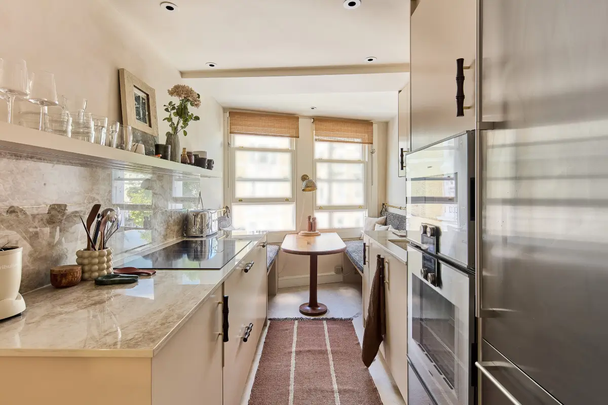 Earthy, Layered Interiors in a Notting Hill Apartment 12 warm-natural-toned-interiors-notting-hill-apartment