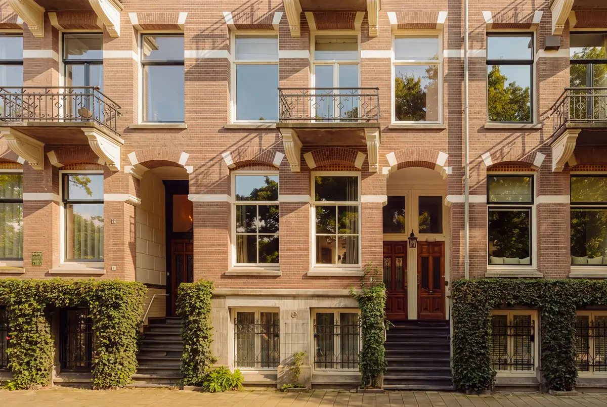 Curved Forms and Custom Joinery in a Chic Amsterdam Townhouse 1 architect-designed-early-20th-century-family-townhouse-amsterdam