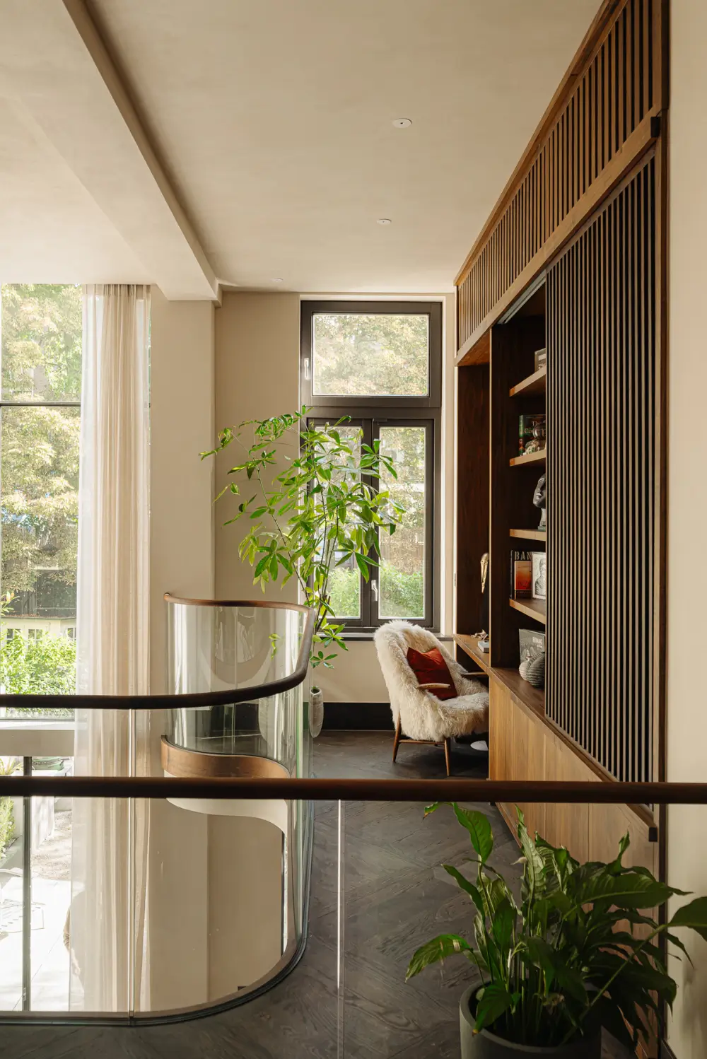 Curved Forms and Custom Joinery in a Chic Amsterdam Townhouse 21 architect-designed-early-20th-century-family-townhouse-amsterdam