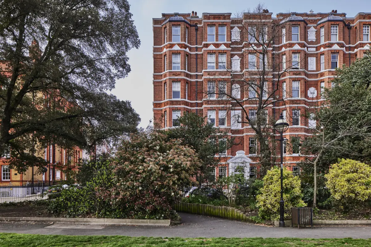 A Refined Riverside Apartment with Reclaimed Elements in Chelsea’s Historic “Writer’s Block” 33 elegant-renovated-interiors-19th-century-apartment-chelsea-london-nordroom