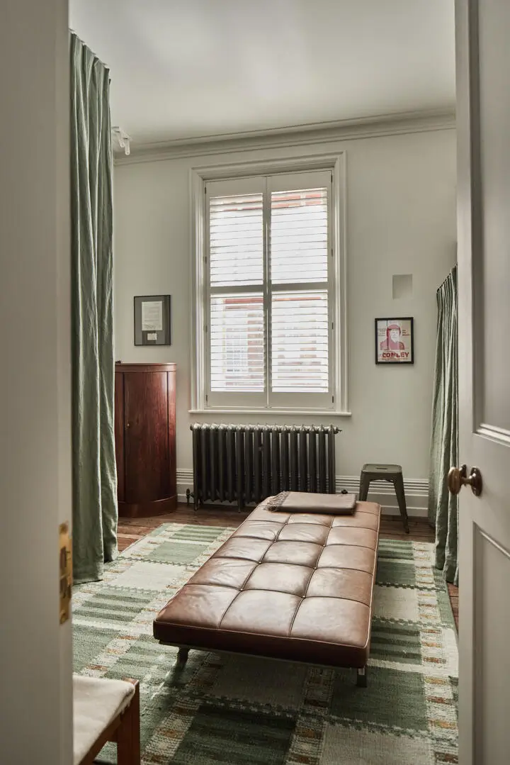 A Refined Riverside Apartment with Reclaimed Elements in Chelsea’s Historic “Writer’s Block” 25 elegant-renovated-interiors-19th-century-apartment-chelsea-london-nordroom