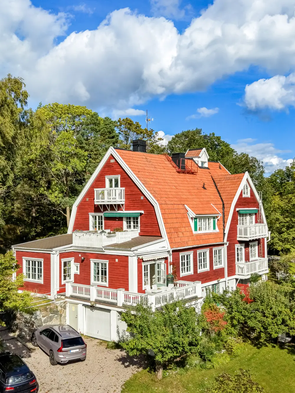 A Grand Apartment with a Green Kitchen in a Turn-of-the-Century Villa 1 green-kitchen-1910-villa-stockholm