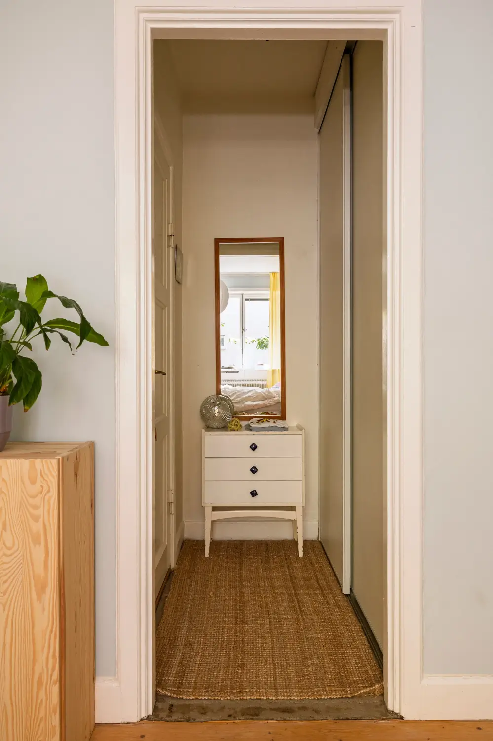 Yellow Color Accents in a 1940s Stockholm Studio Apartment 12 harmonious-color-palette-1940s-stockholm-studio-apartment-nordroom