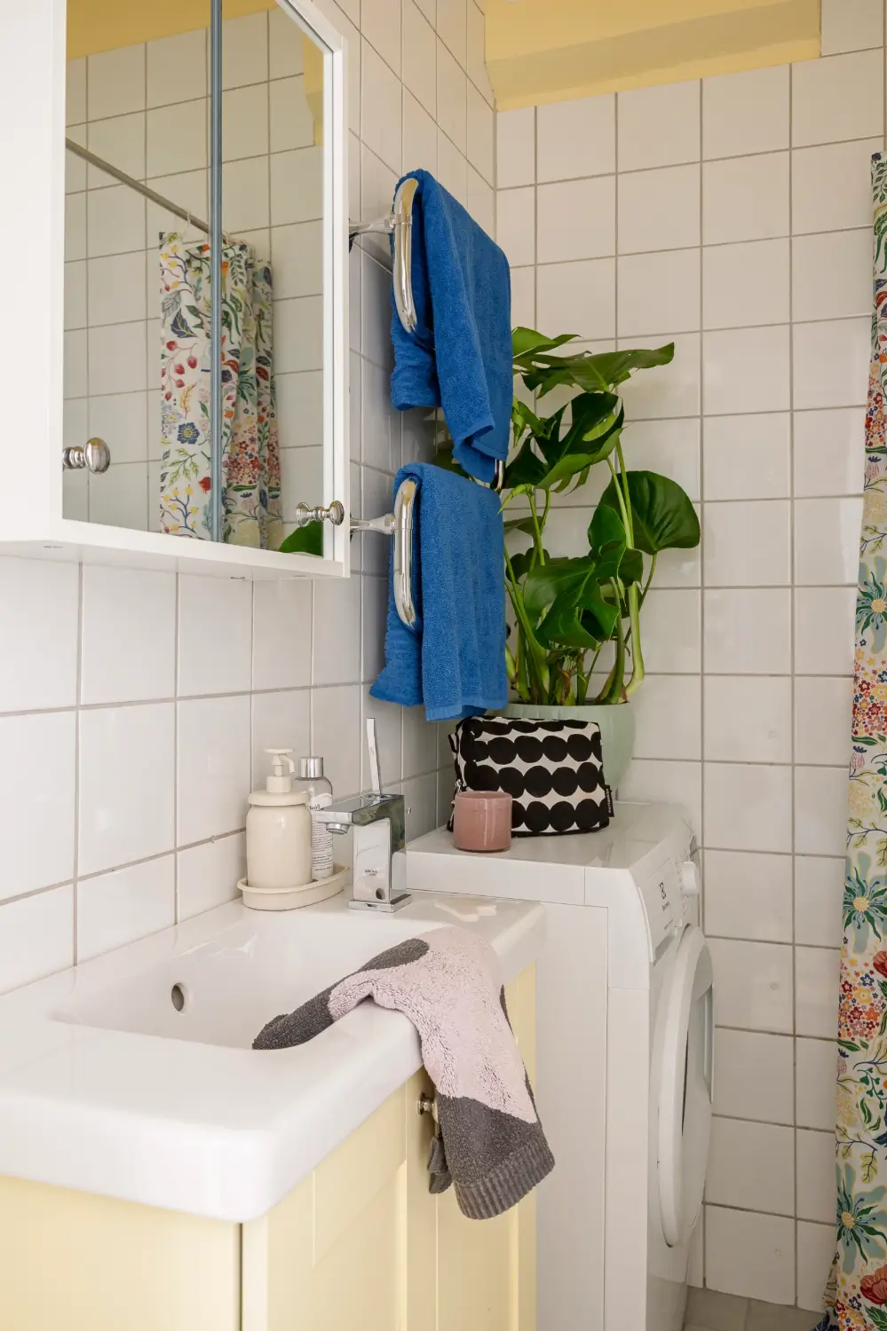 Yellow Color Accents in a 1940s Stockholm Studio Apartment 24 harmonious-color-palette-1940s-stockholm-studio-apartment-nordroom