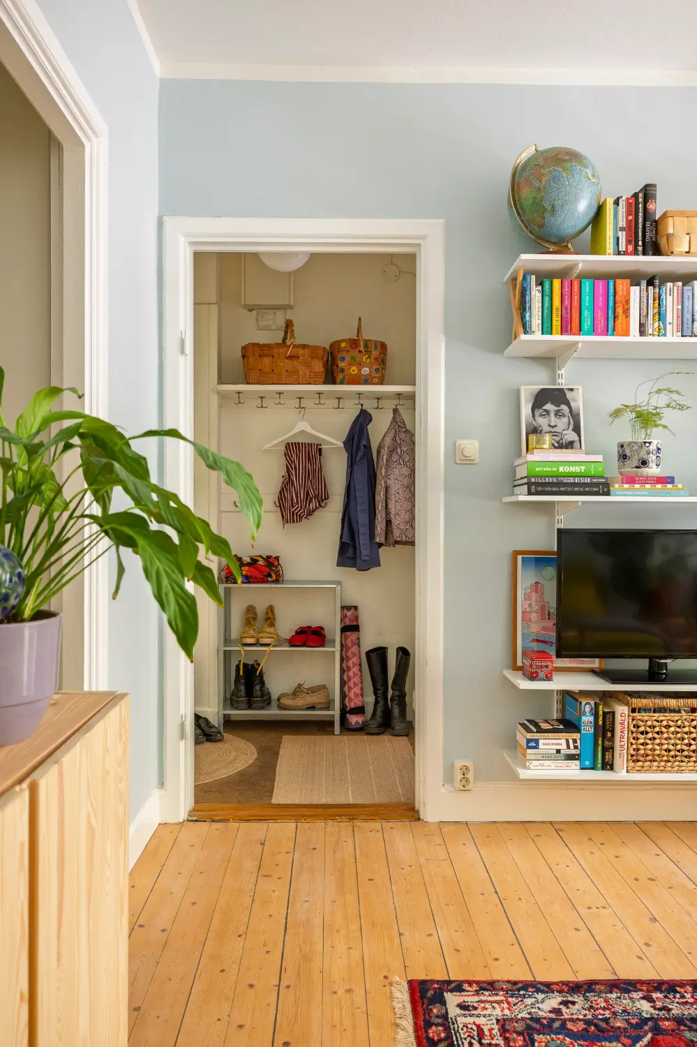 Yellow Color Accents in a 1940s Stockholm Studio Apartment 13 harmonious-color-palette-1940s-stockholm-studio-apartment-nordroom